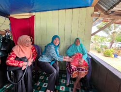 TP PKK Muna Barat Beri Bantuan Sembako Jelang Idul Fitri 2025 