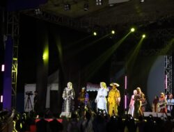 Tampil Memukau, Ketua Dekranasda Muna Barat Perkenalkan Liwu Mokesa Melalui Tenunan Motif Otumpe