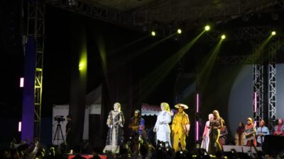 Tampil Memukau, Ketua Dekranasda Muna Barat Perkenalkan Liwu Mokesa Melalui Tenunan Motif Otumpe