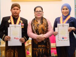 Bupati dan Ketua TP PKK Muna Barat Diberi Gelar Ningrat Keraton Surakarta