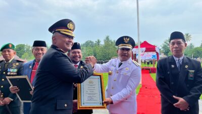 Bupati Muna Barat Diberi Penghargaan di Moment HUT ke-79 Bhayangkara