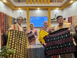 Desainer Ternama Lirik Tenunan Khas Muna Barat di Expo HUT Dekranas ke-45