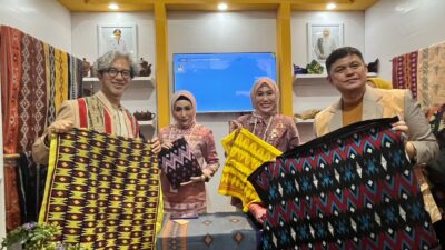 Desainer Ternama Lirik Tenunan Khas Muna Barat di Expo HUT Dekranas ke-45