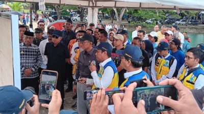 Menteri PU Tinjau Lansung Pembangunan Talud di Pantai Raha