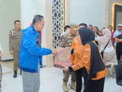 Ketua PKK Beri Souvenir Tenunan ke Menteri PU RI