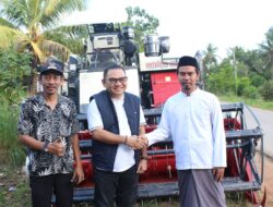 Anggota DPR RI Jaelani Bagikan Alat Pertanian ke Petani Konawe