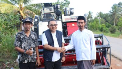 Anggota DPR RI Jaelani Bagikan Alat Pertanian ke Petani Konawe