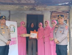 Sambangi Rumah Warga, Polres Muna Berbagi Sembako