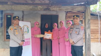 Sambangi Rumah Warga, Polres Muna Berbagi Sembako