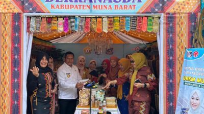 Hadir di Rakornas PHD, La Ode Darwin Sambangi Stand Dekranasda