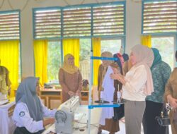 Kunjungi SMKs Barakati Muna Barat, Ketua Dekranasda Pastikan Kualitas Kreativitas Peserta Didik