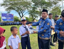 Peserta Didik Ajaran Baru di Muna Barat Diberi Bantuan Seragam Lengkap