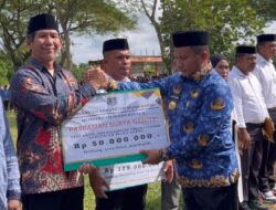 Bupati Darwin Beri Hibah Keagamaan di Muna Barat Senilai Rp1,294 Miliar