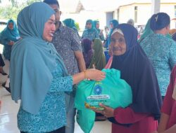 Berkah Ramadhan, TP PKK Muna Barat Salurkan 400 Sembako ke Masyarakat