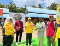 Golkar Muna Barat Bagi 450 Karung Beras di Reuni IKA SMAN 1 Kusambi