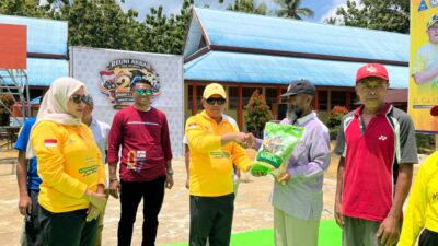 Golkar Muna Barat Bagi 450 Karung Beras di Reuni IKA SMAN 1 Kusambi