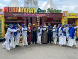 Rancangan Rhika Purwaningsih Darwin Antar Muna Barat Sabet Juara 1 Fashion Show Fest BKMT Sultra