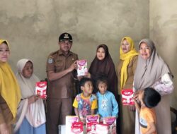 Cegah Stunting, Pj Kades Waturempe Bagikan 100 Dos Susu untuk Bumil dan Balita