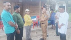 Bupati Mubar Serahkan Bantuan Rp35 Juta Untuk Dua Korban Kebakaran di Tiworo