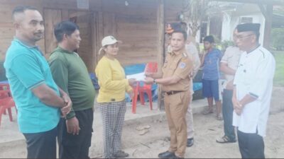 Bupati Mubar Serahkan Bantuan Rp35 Juta Untuk Dua Korban Kebakaran di Tiworo