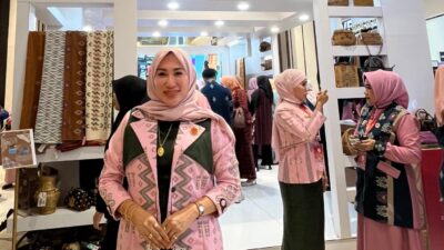 Bawa Benteng Tiworo ke Makassar, Ketua Dekranasda Muna Barat Jadikan Tenunan Sebagai Duta Budaya