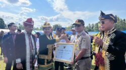 HUT Ke-12 Muna Barat, Bupati Darwin Beri Penghargaan ATR/BPN Atas 4.590 Sertifikat Tanah