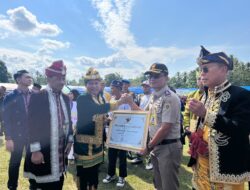 HUT Ke-12 Muna Barat, Bupati Darwin Beri Penghargaan ATR/BPN Atas 4.590 Sertifikat Tanah