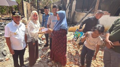 Ketua TP PKK Muna Barat Sigap Bantu Korban Pasca Kebakaran Rumah