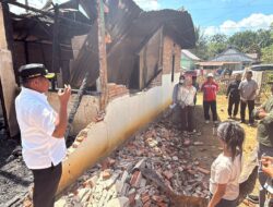 Bupati Muna Barat Beri Bantuan Rumah dan Modal Usaha ke Korban Kebakaran Rumah di Barangka