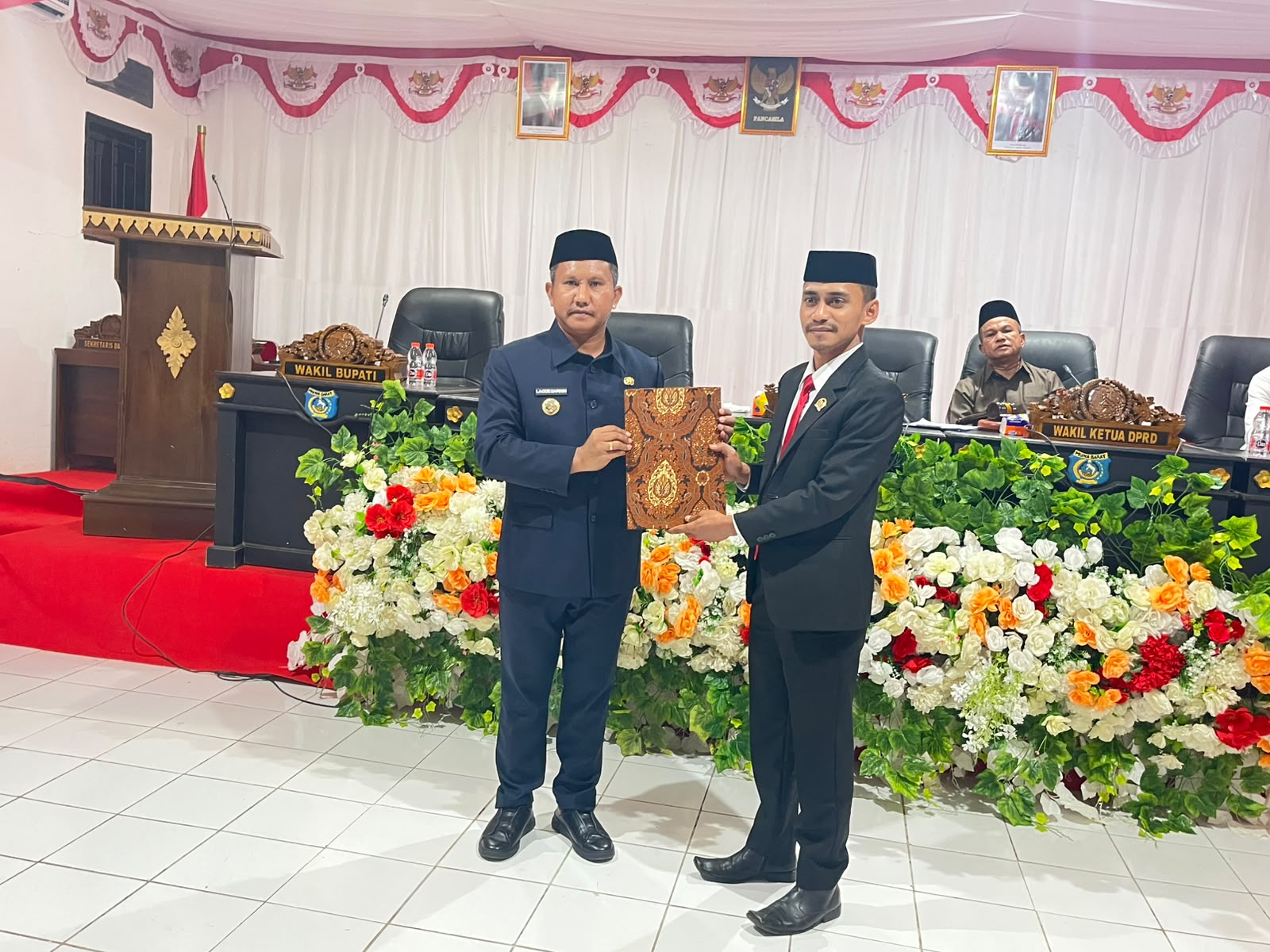 Penyerahan rancangan APBD perubahan ke Pemda Muna Barat (Publik Reaction)