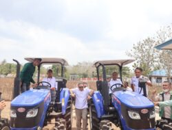 Anggota DPR RI Jaelani Serahkan 16 Alsintan ke Petani Muna Barat