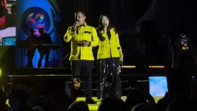 Lagu, Tenun, dan Doa Istri: Rahasia Bupati Darwin Taklukkan Panggung dan Hidup