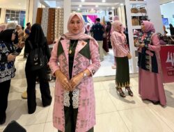 Perkenalkan Motif Unggulan, Dekranasda Muna Barat Tampilkan Tenun Benteng Tiworo Di IFW Jakarta