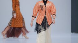 Rhika Purwaningsih Darwin Tampil Anggun di IFW, Kenakan Tenun Benteng Tiworo Rancangan Sendiri