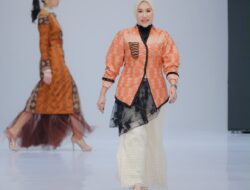 Rhika Purwaningsih Darwin Tampil Anggun di IFW, Kenakan Tenun Benteng Tiworo Rancangan Sendiri